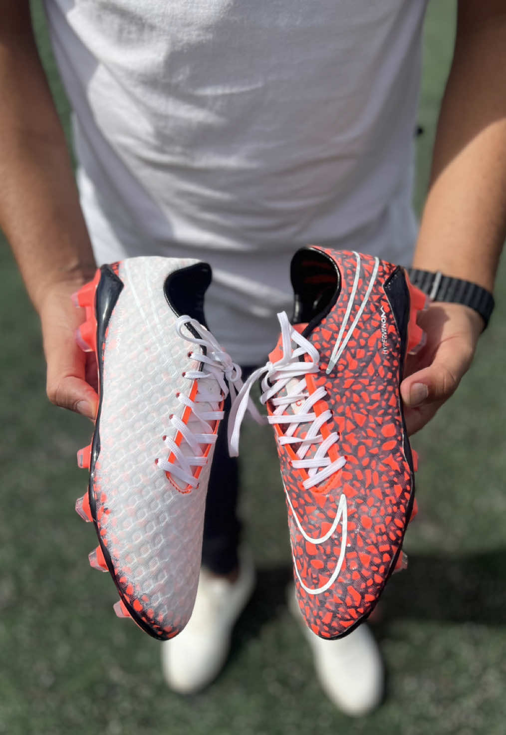 Nike Hypervenom que muda de cor quando molhada, disponível nas cores vermelha e azul.  E aí gostou?  #nike #chuteira #hypervenom #mudadecor #futebol #viral 
