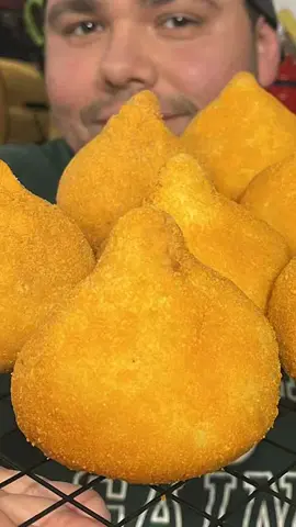 COXINHA PORTUGUESA CREMOSA INGREDIENTES DA  MASSA 500 GRAMAS DE FARINHA DE TRIGO 350 GRAMAS DE BATATA COZIDA E ESPREMIDA 500 ML DE AGUA 300 ML DE LEITE 1/4 DE XICARA DE CHA DE OLEO 1 COLHER DE SOPA DE SAL 1 COLHER DE SOPA DE CALDO DE GALINHA EM PÓ INGREDIENTES DO RECHEIO 200 GRAMAS DE MUSSARELA RALADA 200 GRAMAS DE PRESUNTO RALADO 3 OVOS COZIDOS PICADOS 1/2 LATA DE ERVILHA 1/2 XICARA DE CHA DE AZEITONAS PRETAS PICADAS 1 CEBOLA MEDIA PICADA 1 COLHER DE CAFÉ DE OREGANO SAL A GOSTO #receita #coxinha #salgado #boteco 