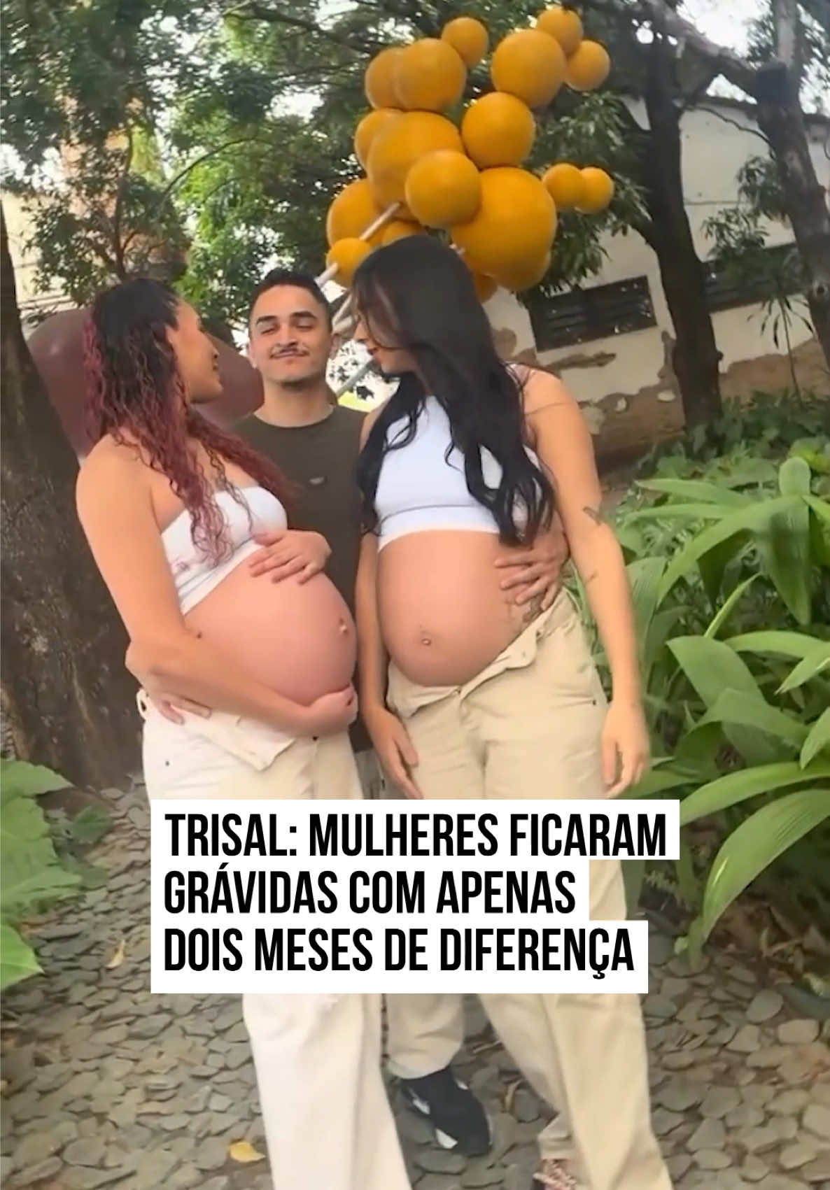 Júlia, de 26 anos, e Thaliny, de 24, as duas mulheres do trisal de Salto, no interior de #SãoPaulo, que viralizou nas redes sociais com a #gravidez dupla, ficaram grávidas com dois meses de diferença. A gestação dupla foi planejada única e exclusivamente por Philippe, de 32 anos, que completa o trisal. “Já queríamos outro filho, mas não foi planejado por nós duas de passar por isso junto. Era mais um desejo do Philippe”, admitiu Thaliny. O trisal só vai poder registrar os dois bebês com o nome dos três pais após os filhos completarem o primeiro ano de vida. Ao Metrópoles, Thaliny explicou que a espera é necessária para comprovar o vínculo do relacionamento poliamoroso. O bebê de Júlia, Liam, nasceu no dia 18 de julho e Thaliny está prevista para dar à luz em setembro. O trisal começou há quase dois anos. Antes disso, Thaliny e Philippe já eram um casal há 5 anos. Eles, inclusive, já haviam se relacionado com outra pessoa antes da Júlia. As duas meninas se conheceram durante a Parada LGBT+ da cidade onde eles moram. #tiktoknotícias