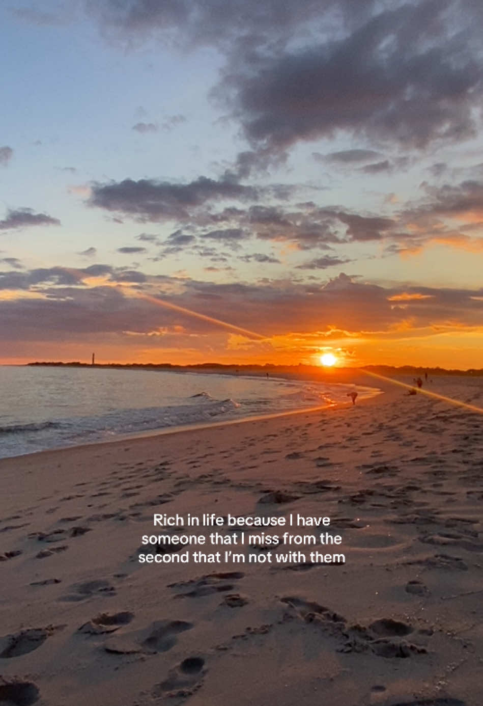 Having people that you love and they love you? That’s being rich #relationships #Love #relatable #sunset #fyp 