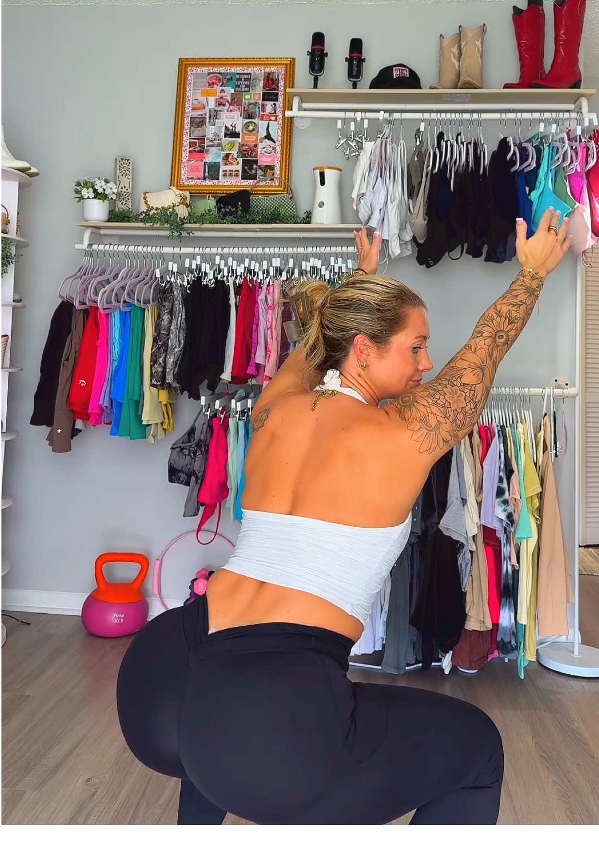 Ok ummmm my booty is POPPIN 😍 #halara #vblackleggings #bootyliftingleggings #ruchedleggings @Halara_official 