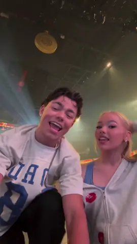Malachi y Freya cantando dream come true antes del sow #malachibarton #freyaskye #dreamcomestrue #zombies4 #fyp