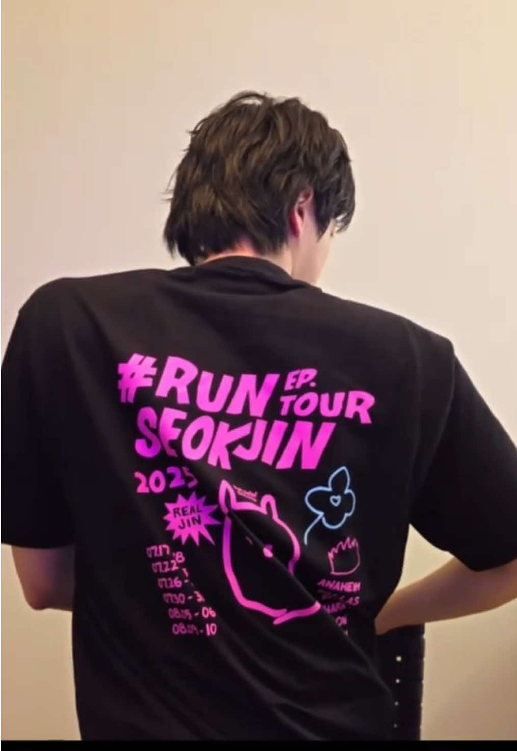 ? JIN SHOWING OFF HIS BROAD SHOULDERS— I MEAN CUTE TOUR MERCH ? #jin #runseokjin_eptour #jinlive #weverselive #bts #btsarmy #worldwidehandsome 