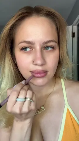 A little lip Moment …  . @Too Faced #lipliner #makeup #beauty #makeuptutorial #ultabeauty #sephora #maybelline 