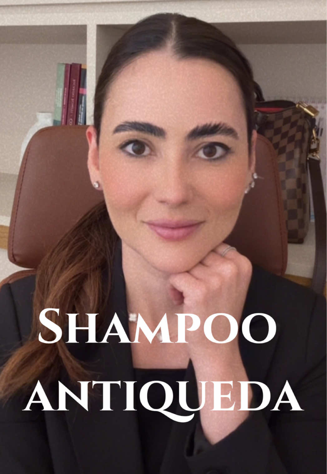 Vamos falar a verdade sobre shampoo antiqueda? A maioria das pessoas vê o cabelo caindo, corre para a farmácia, compra um shampoo caríssimo… e espera que isso resolva. O problema é que, na maioria dos casos, nenhum shampoo sozinho é capaz é capaz de interromper a queda. E esse tempo que você passa testando produto pode atrasar o diagnóstico e o início do tratamento correto - e aí, a perda de fios pode ser muito maior.  Queda de cabelo tem várias causas: hormonais, genéticas, carências nutricionais, doenças inflamatórias …é cada uma exige uma abordagem diferente.  Então, antes de perder seu tempo e dinheiro, procure um dermatologista. O tratamento certo no momento certo faz toda a diferença para salvar seus fios.  ##quedadecabelo##tratamentocapilar##dermatologista##cabelosaudavel##alopecia##cuidadocapilar##saudecapilar##cabelos##dermatologiaestetica##cabeloforte##tratamentocerto##cabeloslongos##dermatologia##haircare##hairlosstreatmemt##capilar##quedacapilar##stophairloqss##antiqueda