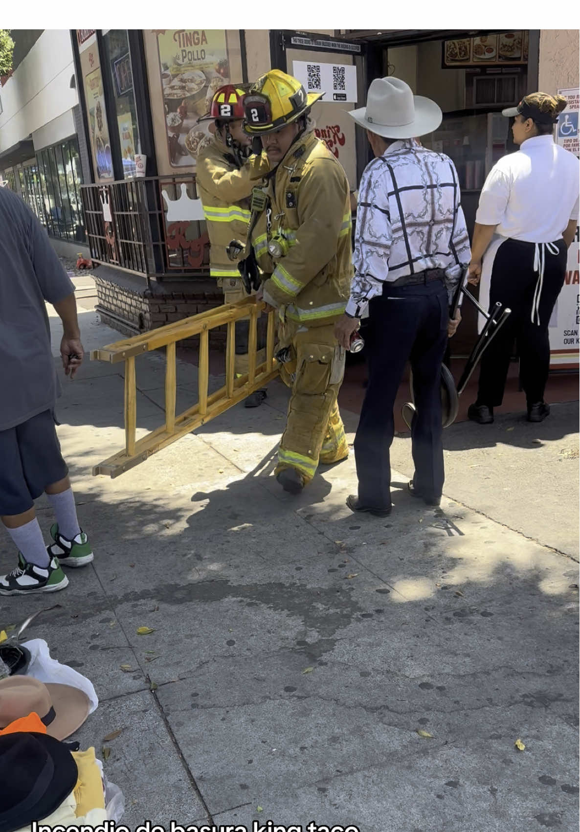 Incendio en king taco soto y cesar Chávez solo se quemó los basura trabajándoles y clientes están bien 