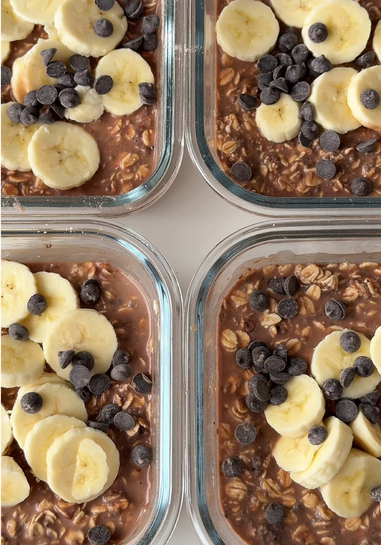 Day 30: choc chip banana oats 🍌🍫 50 days of healthy meal prep recipes! Ingredients:  ¾ cup rolled oats  30g chocolate protein powder  1 tbsp chia seeds  ¾ cup unsweetened almond milk  ½ banana  2 tsp sugar-free choc chips   Calories: 540 kcal | Protein: 35.2g | Carbs: 71g | Fats: 16.1g | Fibre: 16.2g #mealprep #breakfast #glutenfree #oats #banana  