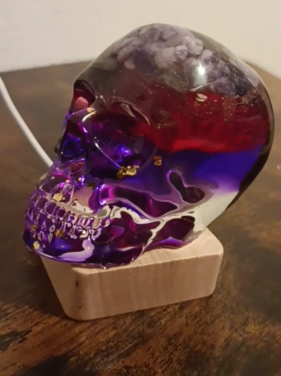 Hey coucou ☺️  Nouveau Skull 🥰 Vous pouvez le retrouver sur mon site qui est inscrit sur mon profil 🐞🍀 A bientôt pour de nouvelles créations 😉 #skull #creation #resineepoxy #SmallBusiness #sevcrea 