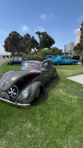 Happening now in Embarcadero Park, San Diego 🚗✨ From gleaming Cadillacs to roaring Plymouth muscle cars and timeless VW Bugs — the waterfront is alive with chrome, history, and horsepower. 🏁🌊 #SanDiegoEvents #ClassicCarShow #EmbarcaderoPark 