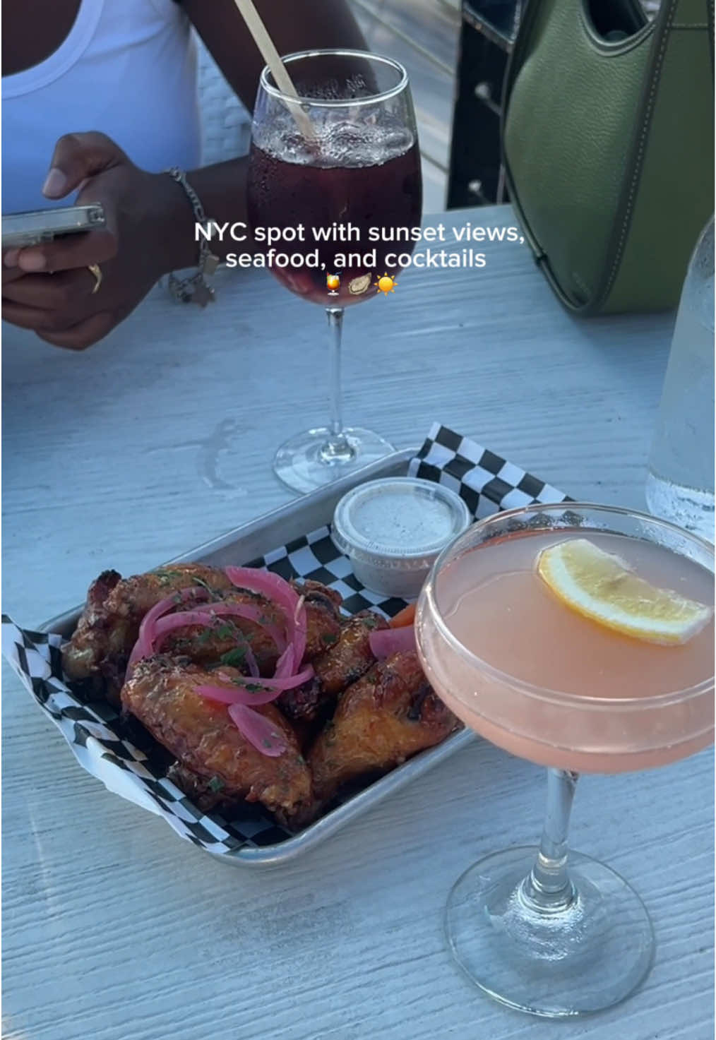 the perfect spot to go before summer ends in nyc 🥂#nyc #nyceats #nycdrinkspots #nycrestaurants #nycfood #nycfoodie #nycdatespots 