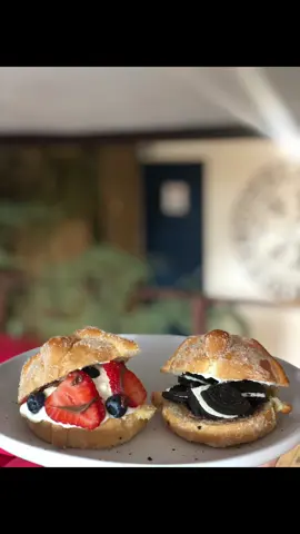 ¡PAN DE MUERTO! Brujas y hechiceros solo por temporada, disfrútalo relleno de crema de avellana, galleta oreo, chantilly, fresas, uvas, queso crema philadelphia, chocolate hershey o frutos rojos. Los esperamos! Paseo Cristóbal Colón #207 a 50 metros de la glorieta del águila, de 10:30 am a 9:30 pm. Abrimos todos los dias. #diademuertos #halloween #pandemuerto #pumpkin #coffee #cafe #pov #brujeria #witch #brujas #wizard #hechiceria 