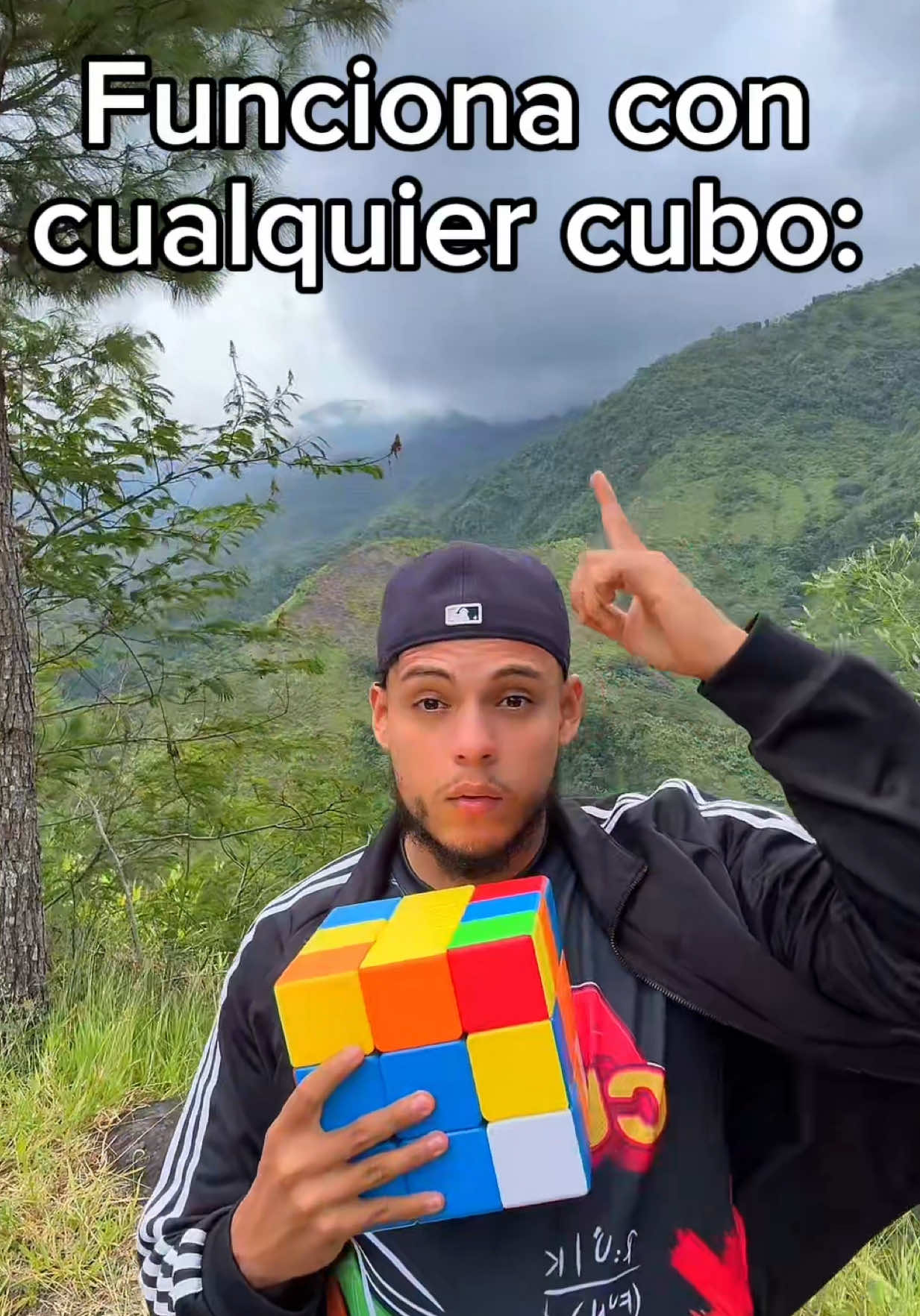 Resolviendo el cubo gigante en las montañas😍⛰️#rubikscube #cuborubik #cuboderubik #humor #LifeHack #speedcube #cubomagico 
