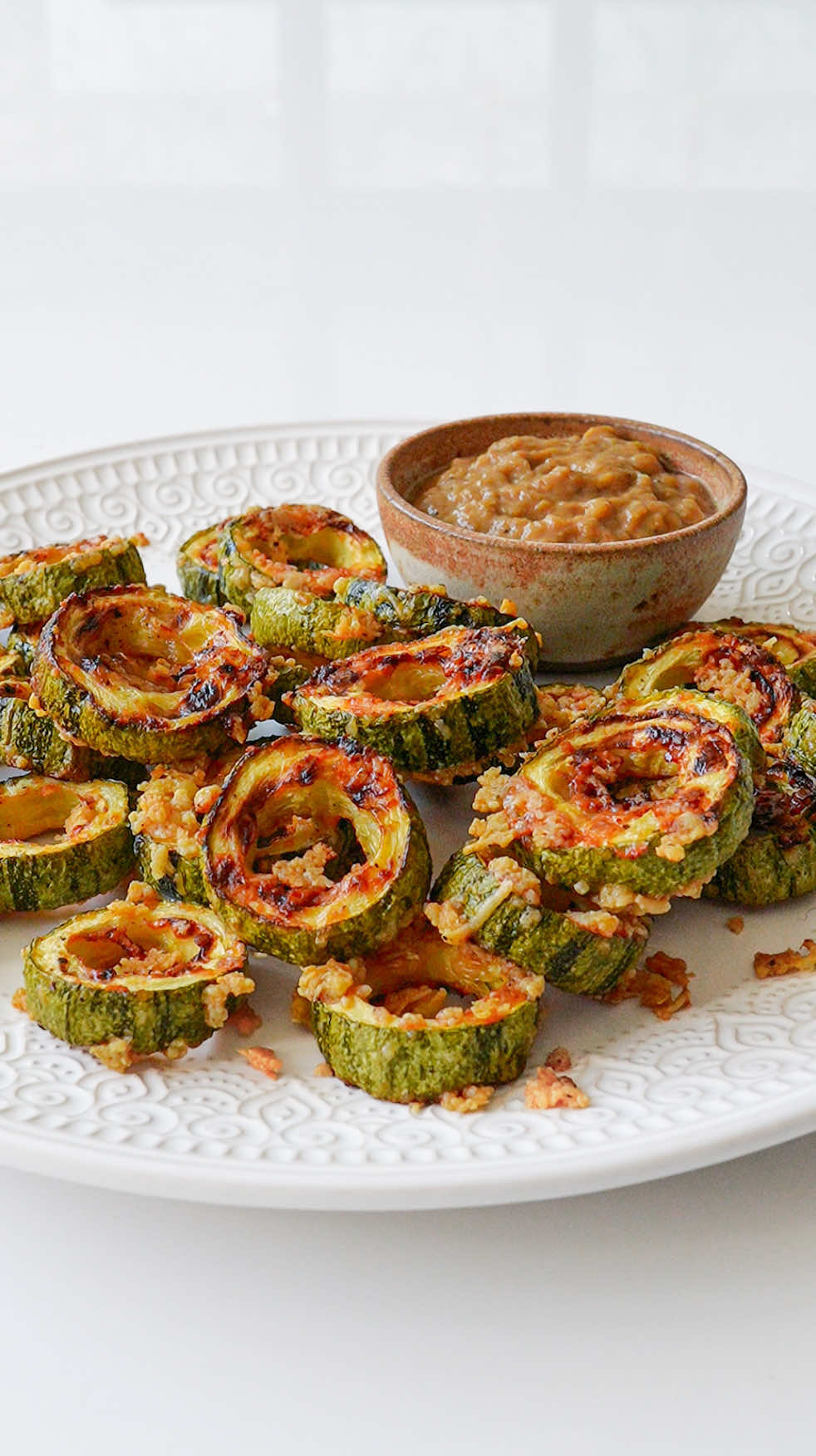 Anéis de abobrinha (fácil e poucos ingredientes) Uma opção de petisco diferente e gostosa para vocês testarem em casa! 📌 Salva essa receita para lembrar de fazer. 👯‍♀️ Marca aquele amigo que gosta de receitas práticas e saudáveis. Ingredientes  3 abobrinhas 20g de parmesão ralado 1/2 dente de alho esmagado 1 colher de sopa de azeite Sal e pimenta do reino a gosto 🔥 Dica importante: deixe ficar bem dorado no forno para ficar com a casquinha crocante de queijo. (Eu deixei assando 30 min a 200°C) 🎬 siga o passo a passo do vídeo para preparar. Se você curtiu, compartilhe essa receita com aquela pessoa que gosta de uma receita fácil e saudável.  Marque o “@“ aqui nos comentários👇 #receitafacil #receitasfaceis #receitaspraticas #receitapratica #receitas #receita #receitasfit #receitafit #receitasaudavel #receitassaudaveis #bettoauge #abobrinha #TikTokReceita