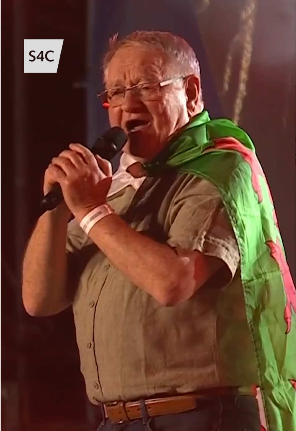 YMA O HYD 😭❤️ Dafydd Iwan a Bwncath yn goron berffaith ar wythnos fythgofiadwy yn Wrecsam 🏴󠁧󠁢󠁷󠁬󠁳󠁿 #Steddfod2025