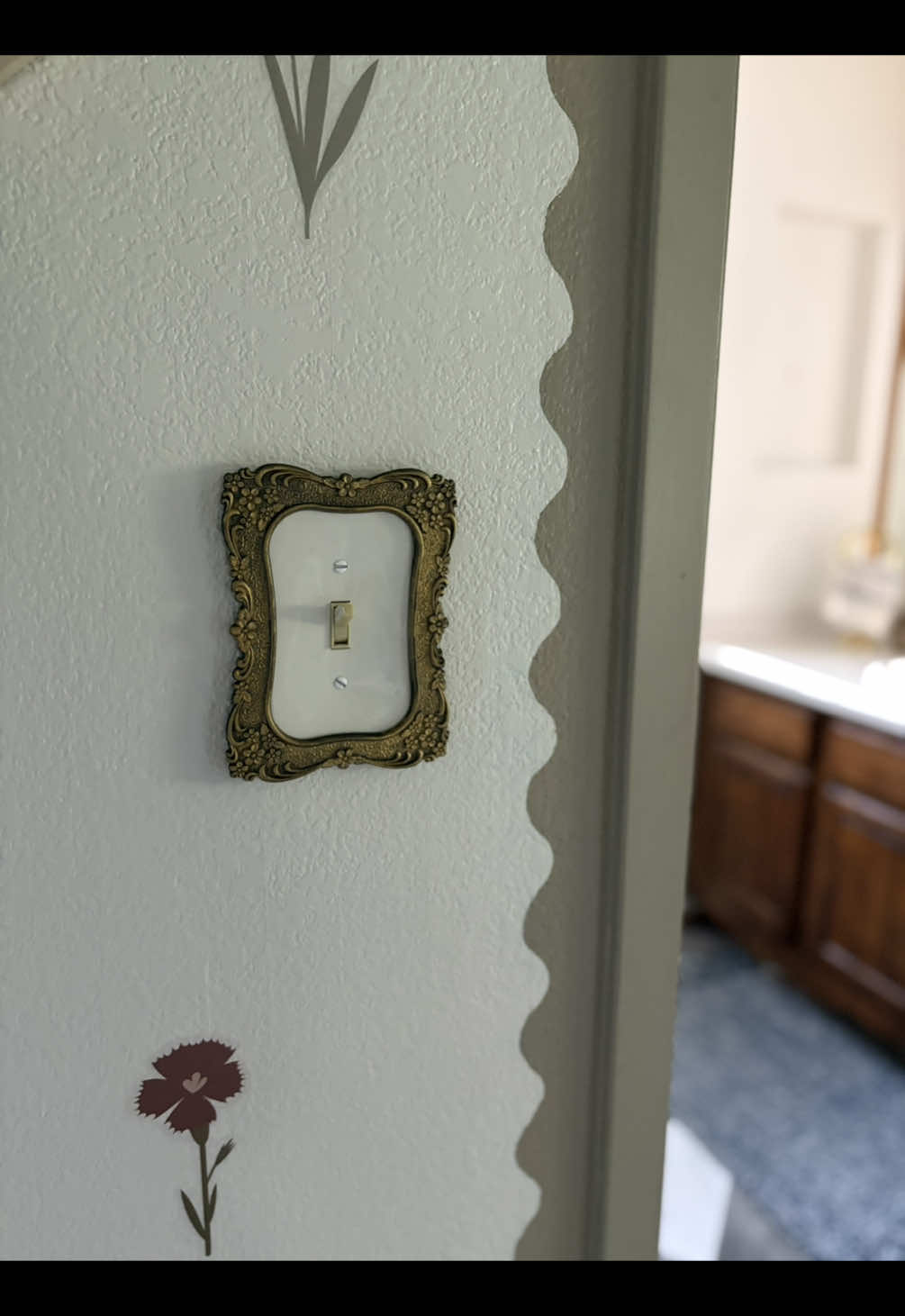 Such an easy, budget-friendly DIY that adds instant vintage charm to your home. #thrifteddecor #vintagehome #diyhomedecor #ThriftFlip #HomeDecorTips #vintagestyle 