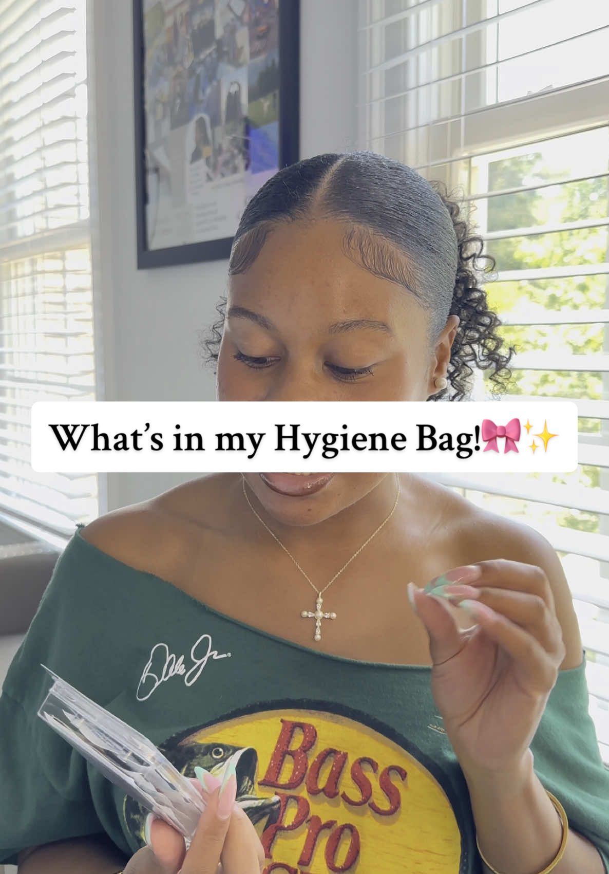 What's in my Hygiene Bag!👛✨ #hygienekit #emergencykit #beautybag #cosmeticbag #hygiene #femininehygiene #femininehealth #femininehygieneproducts #SelfCare #selfcarecontent #pampering #girlthings #teengirls #women #essentials #backtoschool #collegegirls 