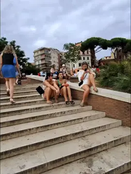 Picking up polish girls in Rome #public #publicreaction 