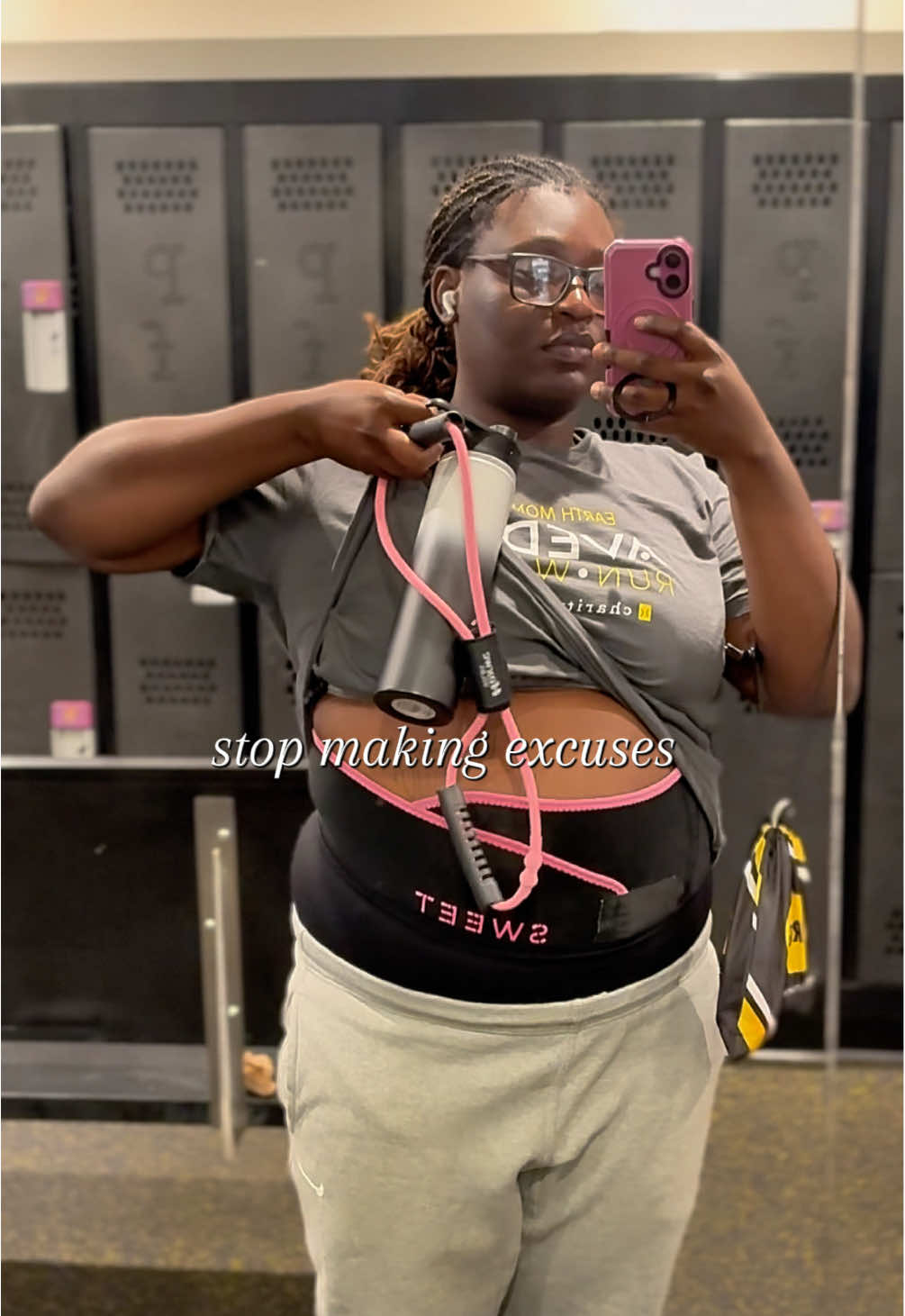 Confidence isn’t about having the ‘perfect body’ — it’s about showing up, even when you don’t feel ready. 🖤 From no confidence in the gym to owning my workouts — this journey is for all my gym-girlies finding their power. 💪🏾✨ #FitnessJourney #plussizefitness #WeightLossJourney #GymMotivation #bodypositivity #planetfitness #gymgirlies #ConfidenceIsKey #Motivation #UGCCreator #consistency #SweetSweat