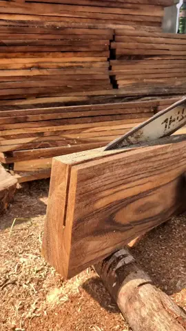 Trabajar en madera blanda es mucho más fácil..!! #stihl #hardlyworking #woodworking #woodwork #wood 