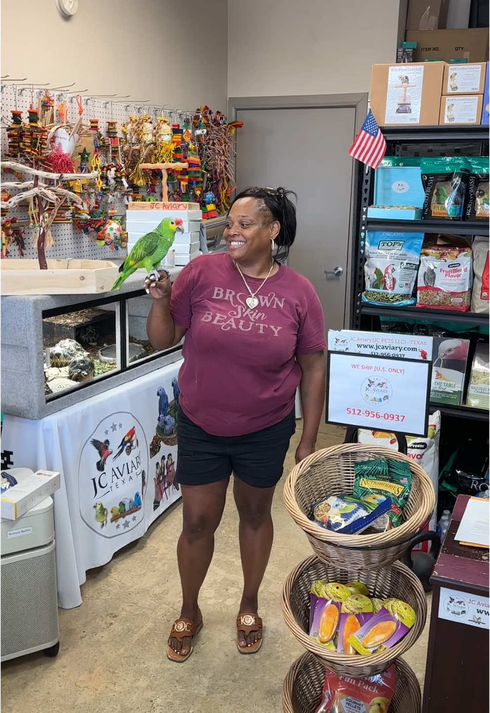 Congratulations Linda on your new family member 🎊🎉🥰 •Baby red-lored Amazon off to her forever home! 💕 • • •For questions please see our website or call us!! (www.Jcaviary.com) 512-956-0937 No texting/dms💕 • • #redloredamazon #amazonparrot #amazonparrots #amazonparrotsofinstagram #babyamazonparrot #raremutation #exoticpet #amazonaautumnalis 