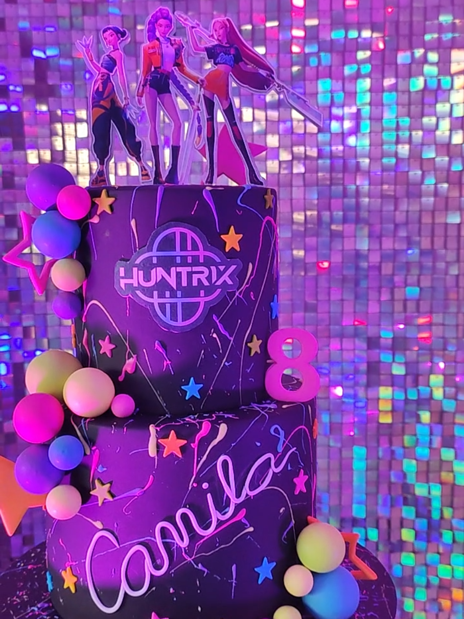 ✨Fiesta Neón y guerreras del kpop✨ Realizamos esta linda decoración para los 8 años de Camila🥳 #fiestaneon #partyneon #demonhunters #guerreraskpop #demonhunter #fiestasinfantiles #paratii 