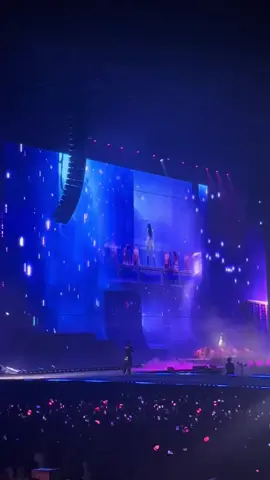 Immerse yourself in the full solo performance of Jennie's Barcelona Blackpink solo #BLACKPINK #DEADLINE #DEADLINEWORLDTUOR #BLACKPINKWORLDTUOR #barcelona #JENNIE 