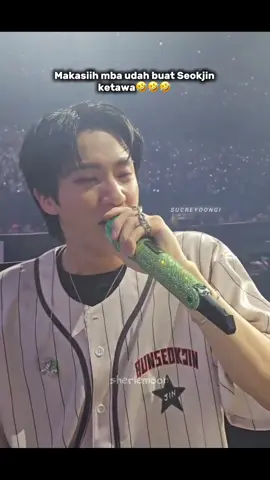 Ini adalah gambaran kalo kita dikasih mic sama Seokjin😭🤣, bakalan tremor jg kek mbanya😭🤣 #seokjin#runjintour#explore#fyp#fypシ゚ 