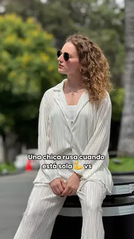 Una rusa puede hacerlo todo sola… pero para qué si tienes a un hombre? 😅🤷‍♀️ #comedia #mexico #rusa #humor #latam #svetlanapustova #crevoo 