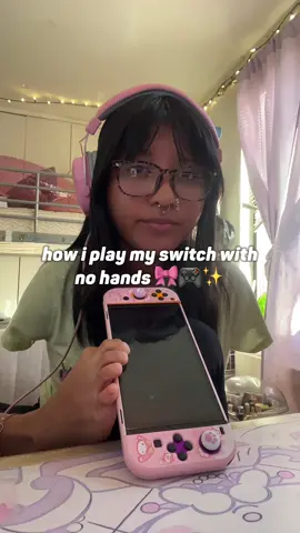 how i play my switch 🎀🎮✨. #foryou #latina #chapina #armlessgirl #disability #disabilitytiktok #howtotiktok #girlgamer #GamerGirl #nintendo #nintendoswitch #nintendoswitcholed #oledswitch 