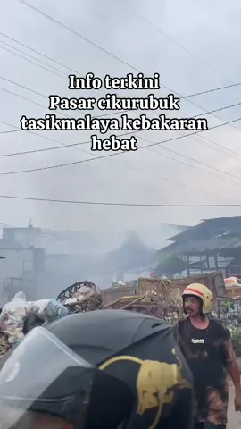Kebakaran melanda sebuah bangunan saung di area Tempat Pembuangan Sampah Pasar Cikurubuk, Kota Tasikmalaya, Sabtu (9/8/2025). Api dan asap mulai terlihat sekira pukul 17.00 WIB. Petugas pemadam kebakaran dengan sigap langsung meluncur ke lokasi. Kurang dari 10 menit, beberapa unit kendaraan damkar langsung berupaya memadamkan api. #fypシ゚viral🖤tiktok☆♡🦋myvideo #beritaviraltiktok #fypage #fypシ #xyzbcafypシ #sorotan #viral #fypシ゚viral #jawabarat #cikurubuk #tasikmalaya 