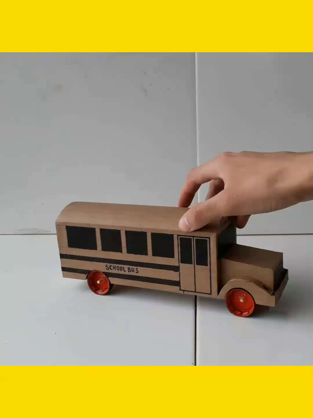 Ônibus escolar feito de Papelão #onibusescolar #fyy #façavocêmesmo #cardboardcrafts #foryou