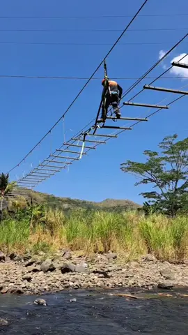 Mereka datang membawa cinta dan harapan, tanpa memandang perbedaan mereka manusia langka  mereka Adalah Relawan  #relawan #peduli #humanity #bridge#jembatan#fyp#viral 