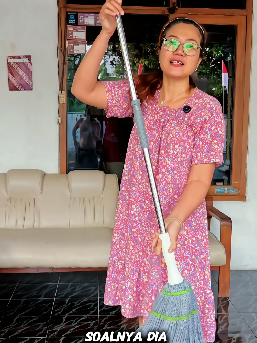 Demo cepat: tekan & putar, mikroserat serap noda, kepala 360° — bersih tanpa repot. Review singkat! #SatuKontenTiapHari #30HariReviewProduk #twistmop #LifeHack #pelpraktis 
