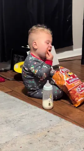“When snack time turns into nap time 😴🍴”#toddlersoftiktok #funnyvideos #fypシ #fyppppppppppppppppppppppp #snack #viraltiktok #trending