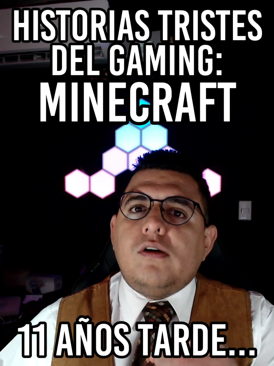 🎮 Historias tristes del gaming:  Minecraft.  Aedessia tenía 14 años cuando conoció a Vindocte, un jugador anciano que  que no solo le enseñó a construir y sobrevivir en Minecraft, sino que se convirtió en un guardián digital 🛡️. Le habló de los peligros de internet, de líneas de ayuda, y lo cuidó como un hermano invisible. Luego, desapareció. 11 años después, Aedessia descubrió que aquel héroe anónimo había fallecido… y se quebró. 💔 En su servidor privado, levantó un memorial: una isla con una estatua, un portal al Nether y una armadura de diamante que no combate, sino que honra a este personaje. “Llego 11 años tarde para presentarle mis respetos”, escribió. Su historia se volvió viral, y miles de jugadores se sumaron con lágrimas, empatía y frases que parecían salidas de un ending de JRPG: “Nunca olvidemos a quienes se internaron en la oscuridad y no regresaron.” 🌌 En un mundo donde la toxicidad en línea abunda, este gesto silencioso recordó que los videojuegos también salvan, educan y marcan vidas. A veces, un compañero de clan deja una huella más profunda que muchos amigos de carne y hueso. Y cuando el juego termina… lo que queda es el recuerdo. 🕊️💠 #gamer #gaming #videojuegos #gamerdenacimiento #noticias #gamers #minecraftmemes #Minecraft 