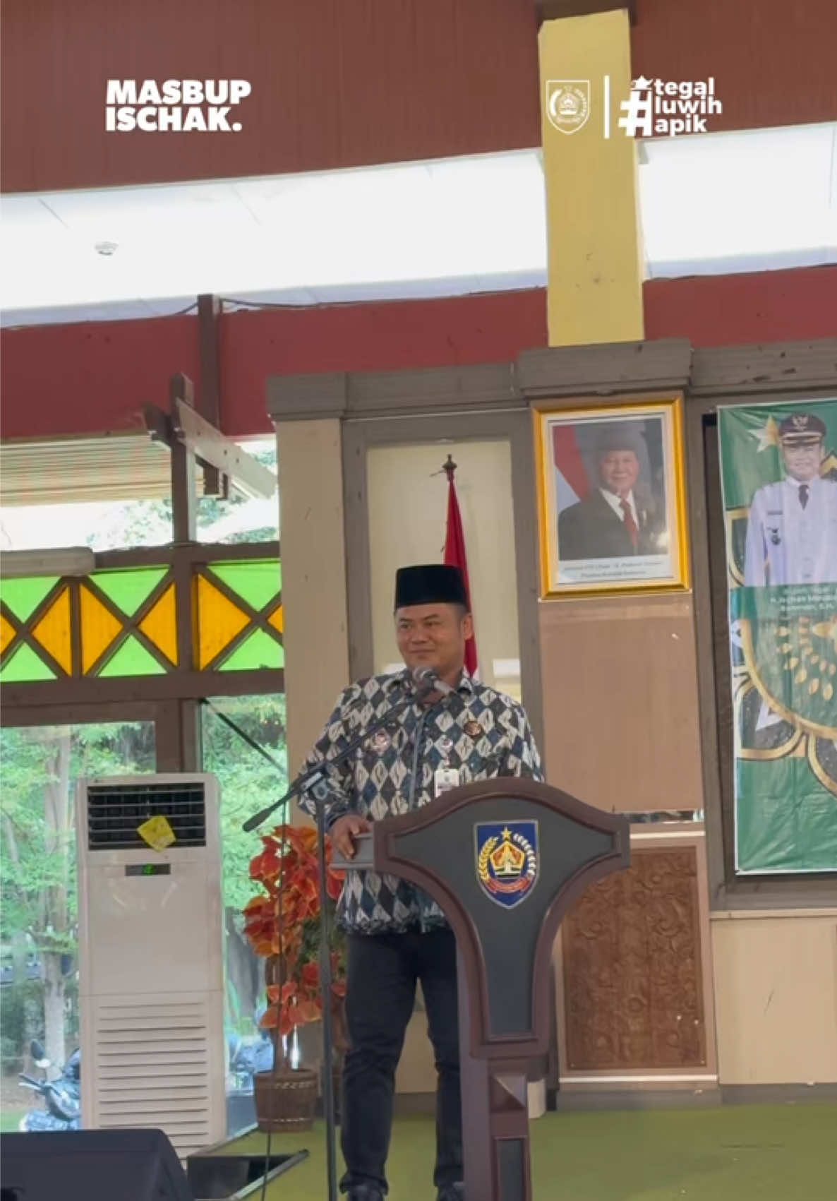 Saya  menyampaikan kabar gembira di Acara MTQ Tingkat Kabupaten Tegal mengenai kenaikan insentif bagi guru ngaji dan guru swasta. Alhamdulillah, responnya luar biasa, wajah-wajah sumringah terlihat di hadapan saya.😁😁 #MTQ2025 #KabupatenTegal #BupatiTegal #GenerasiBerkarakter #BerakhlakMulia