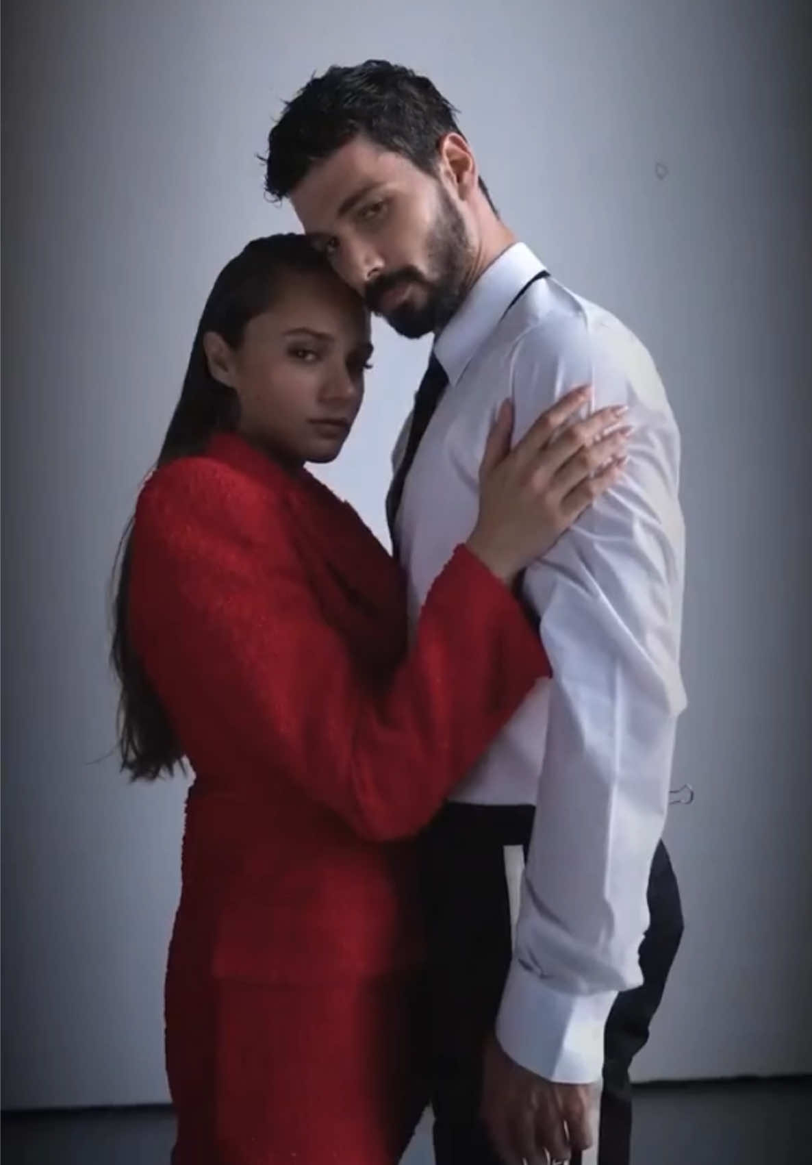 They have so much chemistry, I'll never get tired of saying that I need another series of them together 😻❤️‍🔥 #hudutsuzsevda #hudutsuzsevdadizi #halilibrahimkarasu #zeynebkarasu #halzey #denizcanaktas #miraydaner #denmir #fyp #parati #foryou #Viral #paratiii #dizi #turkishdizi #viralvideo #edits #fyppppppppppppppppppppppp