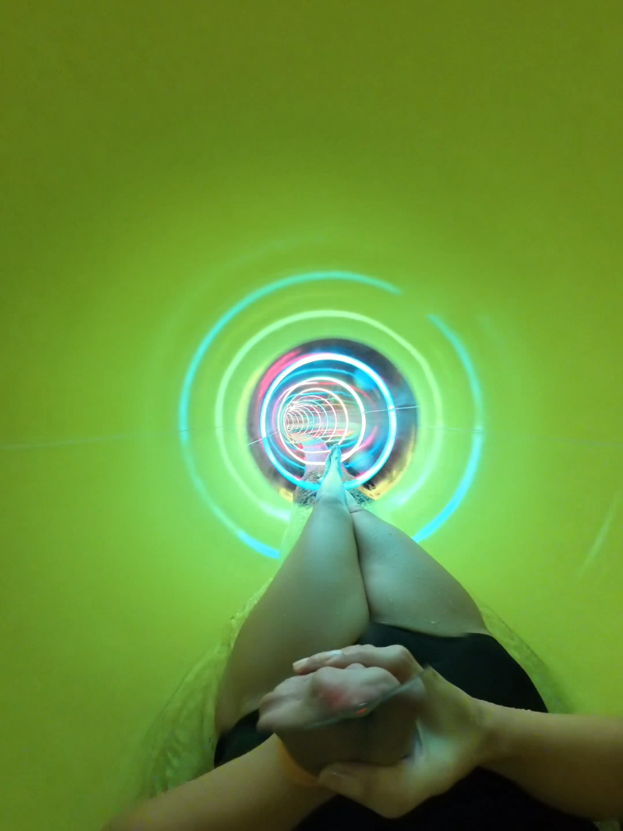 Infinite yellow slide 🩱💦 . . #amusementpark #hapfun #waterslide #waterpark #themepark #insta360 #toboágua #spaßimpark 