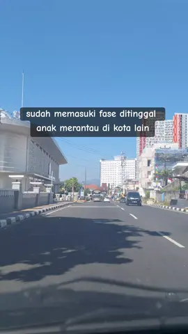 time flies.. sptnya baru kemarin antar anak ke sekolah untuk pertama kalinya, tiba tiba sdh lulus SMA, tiba tiba kuliah dan ngekost.. Bismillah ya nak doa ayah bunda selalu menyertaimu #anakkuliah #storyanakkuliah #anakngekost #anakkost #anakkuliah #anakmaba #temcy 