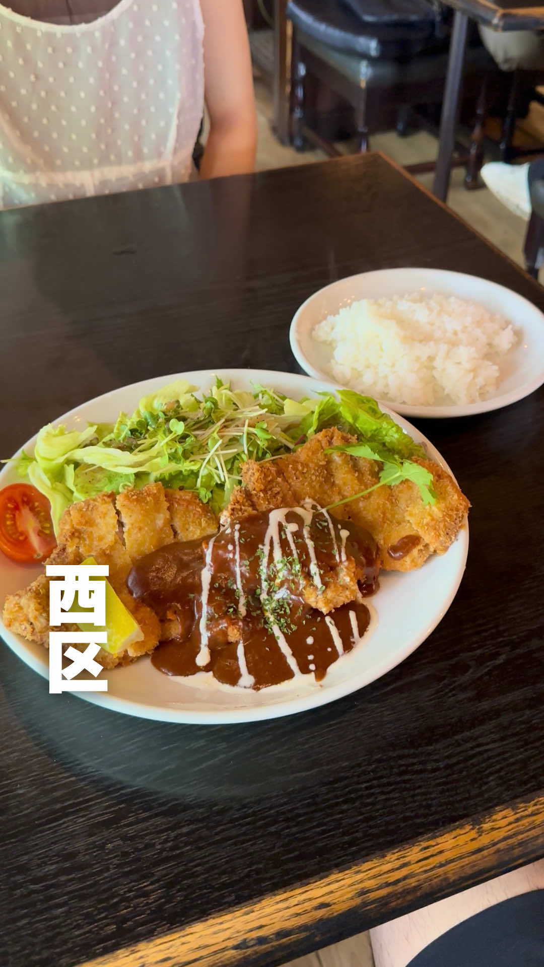 創業45年のステーキ専門店🥩   広島県の美味しいグルメを紹介中！ →@kosei.nishimoto   【ステーキ&コーヒー 菊】   広電福島町駅から徒歩5分ほどのところにあるステーキ専門店。   ———ORDER———   ・ポークカツ ¥1540 ・菊ステーキ ¥3355〜   ———詳細———   ・ポークカツ   ポークカツ2枚、ライス、サラダのセット。   揚げたてのポークカツは肉厚ジューシー。   ウスターソースやマスタードの味変でさらに美味しい。   【店名】 ステーキ&コーヒー 菊 @steak_and_coffee_kiku  【電話番号】 082-292-9940 【住所】 広島県広島市西区福島町2丁目19-9 【アクセス】 広電福島町駅から徒歩5分 【営業時間】 11:00〜14:00 17:00〜20:30 【定休日】 月曜日 車を出してでも行く価値あり。   最後まで読んでいただきありがとうございました！ #広島グルメ#広島ランチ#広島ディナー#広島テイクアウト#hiroshima