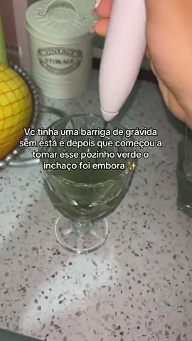 Mais um dia tomando meu pozinho verde que ajuda no inchaço e retenção. O único que resolveu