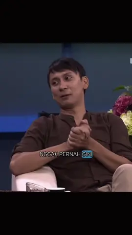 salah satu yang bikin mereka bertahan sampai sekarang tuh ya ini, pak vincent yang ga pernah bohong dan bisa dipercaya sama bu fifi, tapi meskipun gitu dia tetap merasa ada kewajiban untuk ngabarin bu fifi. Dan bu fifi yang sudah sangat percaya dengan pak vincent dan sangat pengertian makanya yaudah ngalir gitu aja. their love is indeed beyond this world, longlast relationship🥺🙌 #vincentrompies #vincent #elternak #dudukvincent #fyp #fypシ #xyzbca @vincentrompiespalsu 
