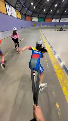 ¿Por qué le impiden patinar a esta chica? Resulta que es una patinadora profesional. Esto parte de su intenso entrenamiento. Para desarrollar fuerza y potencia explosiva, se ata una banda de resistencia alrededor de su cuerpo, convirtiendo cada movimiento en un desafío. Superar esa resistencia la ayuda a alcanzar velocidades de hasta 50 km/h. Ahora mira qué tan rápido puede ir. He he he. #Patinaje #Entrenamiento #Deporte #Velocidad #Resistencia #Fuerza #Patinadora #Fitness #DeporteExtremo #Motivación #rexo #datoraro #rexoarmy  Disclaimer:This information is taken from the internet which may or may not be true we do not want to spread any fake news. The content provided by this channel is meant for EDUCATIONAL PURPOSE only. Copyright Disclaimer:- Under section 107 of copyright Act 1976, allowance is made for FAIR USE for purpose such a criticism, comment, news reporting, teaching, scholarship and research. Fair use is as permitted by copyright statues that might otherwise be infringing. Non-profit, educational or personal use tips the balance in favor of FAIR USE.