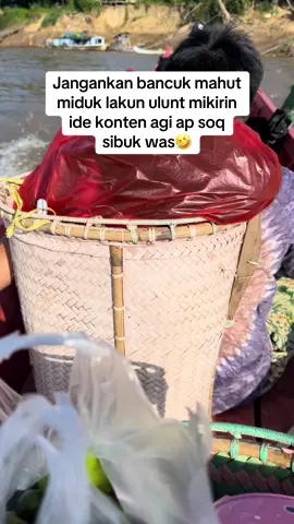 Salam interaksi joh🤣. Artinya: jangan kan mulut jelek ngomongin kelakuan orang mikirin ide konten aja aku udah sibuk banget #kutaibarat #wisatakubar #dayakkalimantan #lagudaerahkubar #sungaimahakam 