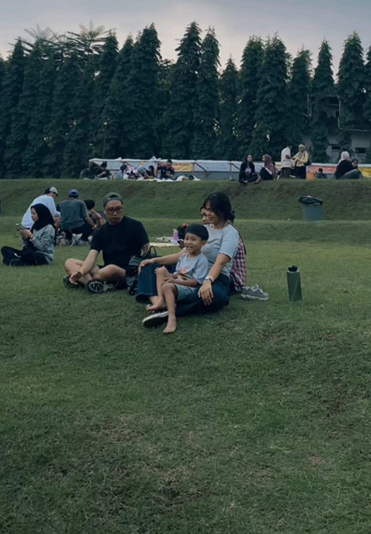 Dewasa ini kita perlu banget lapangan rumput luas gini buat sekedar lari lari atau grounding aja rebahan 🤭 📍Uncle D Backyard, Cigadung Raya Barat 20 💰htm 10k, anak anak gratis (jajan menyesuaikan) 🗓️ 8-10 Agustus 2025 ⏰ 09:00-20:30 WIB 🚪 open gate jam 9 pagi, close gate set8 gausah hariwang laper, banyak tenant F&B, retail, accesories dan workshop #piknik #piknikbandung #picknickdate #grounding #backyard #placetogo #weekend #byzjournal #fyp 