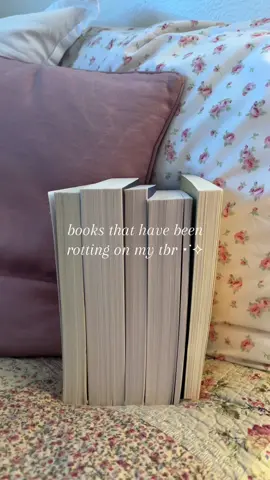 any similarities?? some of these were popular years ago on tiktok, or are classics i’m afraid to read- either way being a mood reader is not for the weak. ⭐️⭐️ #bookish #BookTok #book #books #bookrecommendations 