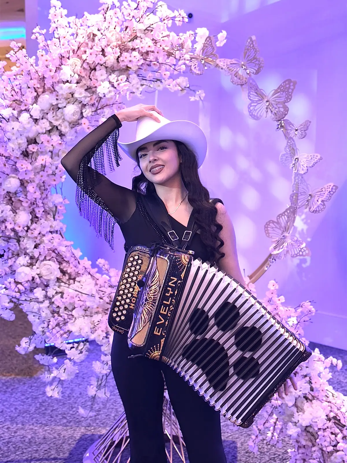 Hola amigos espero que esten pasando un divertido fin de semana 🤠🤩🪗🎸 cuidensen los quiero 🙏🌴🍻✅  #hohner #vaquerita #acordeonista #alteñosdelasierra #musicasierreña #customaccordion #mujeracordeonista #hohnerreyaguila #acordeon #musica #fyp #foryou #norteñita