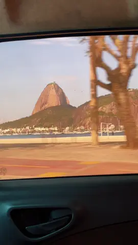 A vista da janela de um carro no Rio, é diferenciada.  #rio #rj #errejota #cidademaravilhosa 