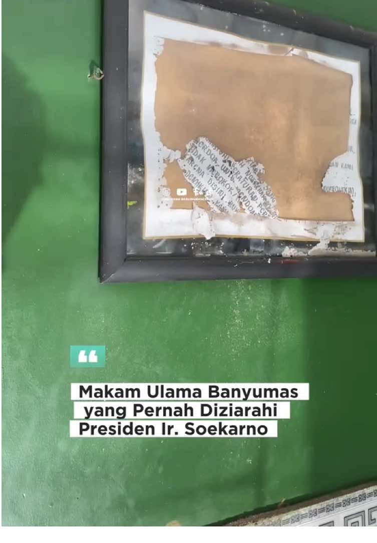 📍Lokasi :  Desa Pasir Wetan, Kecamatan Karanglewas, Kabupaten Banyumas Google Map : https://maps.app.goo.gl/R9JWGWYkhzQhec4ZA?g_st=ipc 🌟 Fakta Unik Kiai Nurhakim :  1. Dihormati Presiden Soekarno Bung Karno tercatat pernah berziarah langsung ke makam beliau di Purwokerto — jarang sekali presiden berziarah khusus ke makam ulama daerah. 2. Dua Versi Asal-usul Versi tertulis: lahir sekitar 1818 di Pancasan, Ajibarang. Versi lisan: keturunan bangsawan Kasunanan Surakarta. Fakta ini bikin beliau punya “dua kampung halaman” di cerita sejarah. 3. Pemimpin Tarekat Akmaliyah Bukan hanya pengamal Tarekat Syattariyah, beliau juga memimpin cabang tarekat khusus yang menggabungkan metode zikir dan ajaran sendiri. 4. Letak Makam yang Unik Makam beliau berada di seberang sungai (Sungai Penasalan), sehingga untuk ziarah harus melewati jalur yang cukup khas di Desa Pasir Wetan. 5. Pengaruh Spiritual & Sosial Dihormati oleh rakyat biasa dan priyayi, beliau dikenal bukan hanya ahli ibadah tapi juga punya peran membina moral masyarakat. 6. Jadi Magnet Ziarah Hingga kini, makam beliau masih ramai diziarahi peziarah lokal dan luar daerah — bahkan jadi rute wisata religi Banyumas. #KiaiNurhakim #RadenMasSuryaMuhammad #BungKarno #Soekarno #SejarahBanyumas  #SejarahPurwokerto #MakamKiaiNurhakim #Ziarah #WisataReligi #Banyumas #Purwokerto #ViralBanyumas #ViralPurwokerto #CeritaSejarah #InspirasiUmat #KontenReligi #FYP #ViralHariIni #ViralIndonesia #beritaviral 