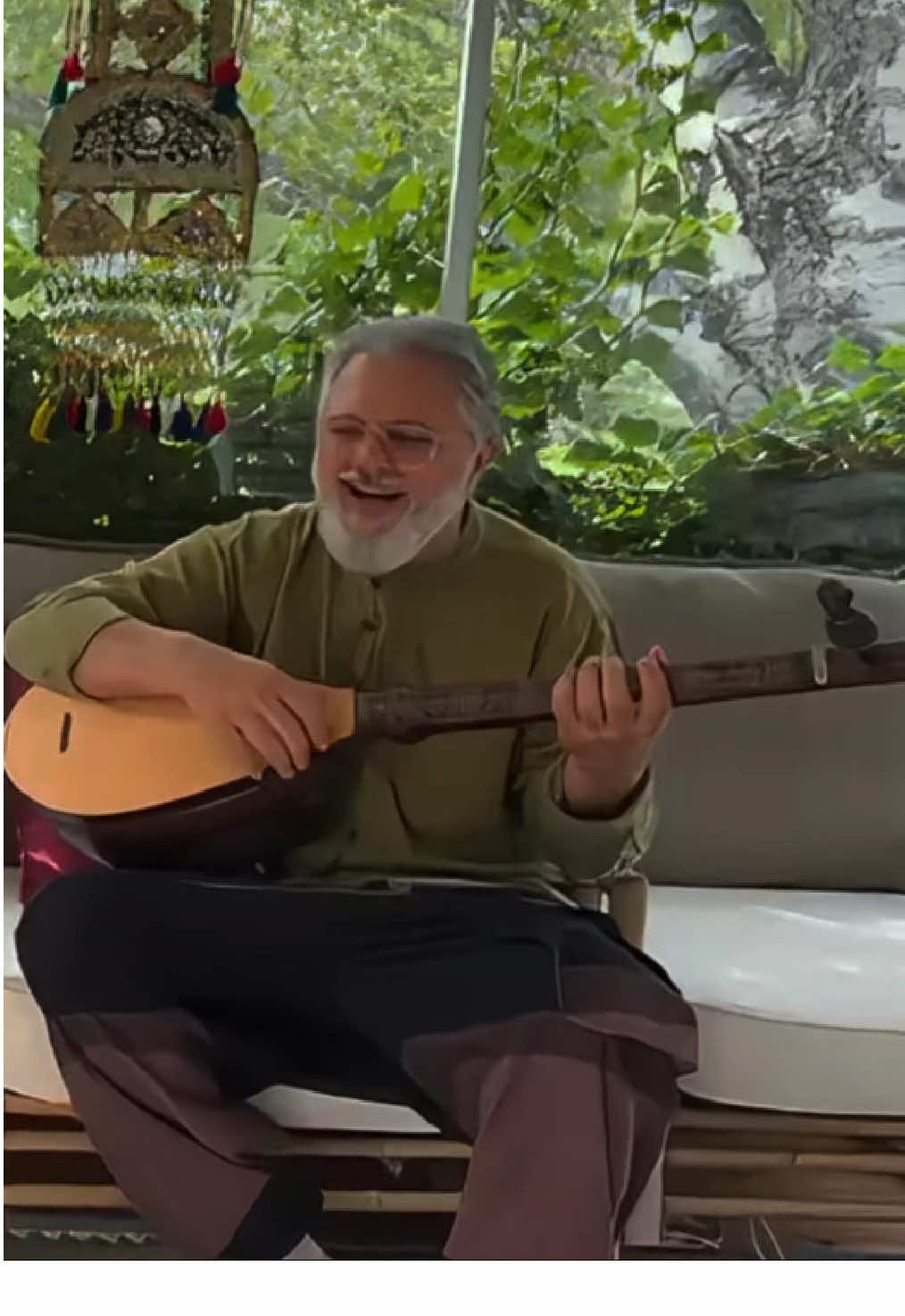 ⁨	ترانه :ابراهیم منصفی  طرفداری ‎بُدُو، بُدُو، بِشتِه مَكُ دِلُم سياه كه مه  ‎خَستَه م ‎سى سالُمِن ، ولى هَنو خُنِكو بِى تو نَبَستَم ‎دِلُم هَنو بِى تو شَوا ، لُوُم هَنو نَصِداتِن ‎جِتُم هَنو وا راهِتِن ، تا عمر أمَه بِى توهَستَم ‎يادت بيار ، زير بارُن سُوار اسبُن جوبى ‎وا تاختْ مارَه، سَفر ماكِه به شهرُن عشق و خوبى ‎اِي آسمُن، اِى آسمُن ، دِلم اَغُصَّه سياهِن ‎كجا برم، جه بُكنم كه بِى توخاستِن كُناهِن⁩